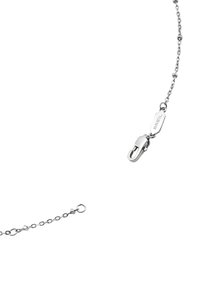 Sølv kædede halskæde med ovale led og en krabbe-lås med et lille tag indgraveret "BREIL." Designet er minimalistisk og elegant.