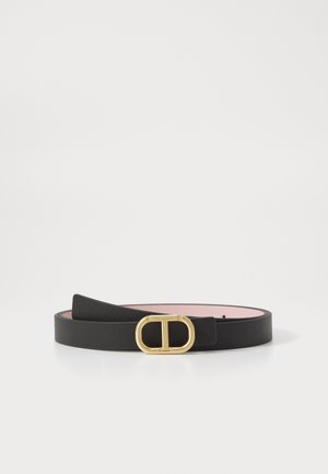 Cinto de couro preto com acabamento suave, fivela em tom dourado com design circular e interior em rosa contrastante.