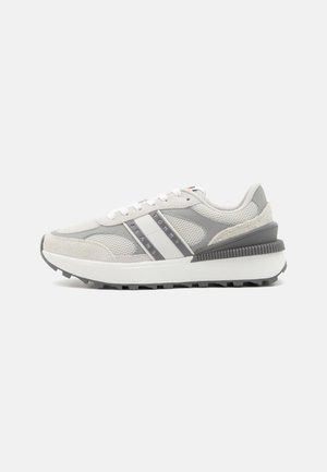 TECH RUNNER - Trainers - stratus grey