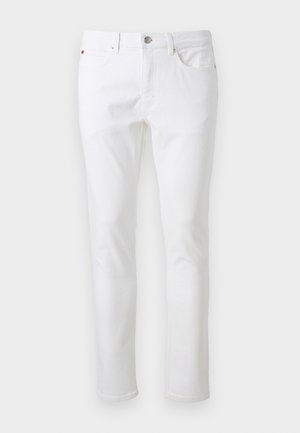Jean blanc slim pour homme avec cinq poches, passants de ceinture et fermeture devant par bouton et zip sur fond uni.