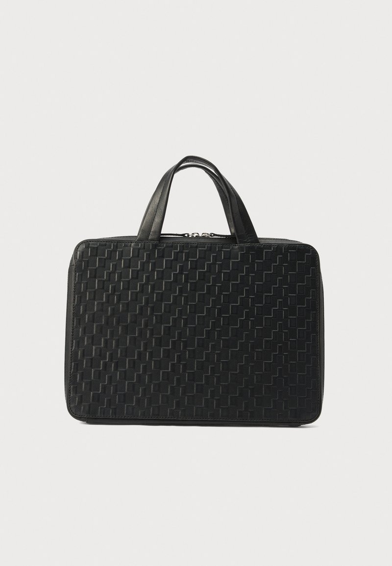 Μαύρη δερμάτινη τσάντα χειρός με ανάγλυφο γεωμετρικό σχέδιο και διπλές λαβές, όρθια σε ανοιχτό φόντο.