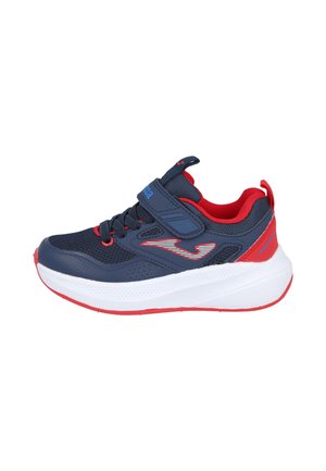 Zapatilla infantil azul marino y roja con suela blanca, tejido de malla, cordones elásticos y una tira de velcro sobre fondo blanco.
