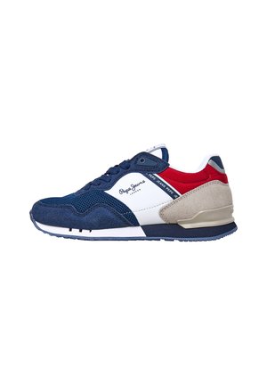 Zapatilla deportiva azul marino con texturas de malla y ante, acentos en blanco y rojo, diseño con cordones, suela acolchada y detalle del logo en el lateral.
