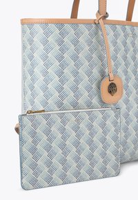 Tote bag in lichtblauw en crème met geometrische textuur, tan leren accenten en een afneembare bijpassende ritszak.