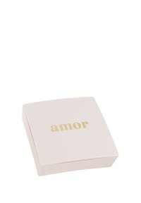 Scatola quadrata di un delicato rosa pallido con la parola "amor" stampata in lettere d'oro sul coperchio, vista da un angolo leggero.