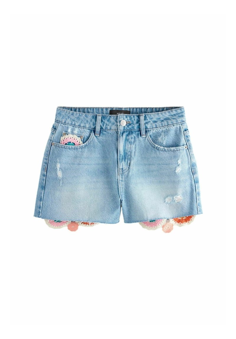Short en denim bleu clair avec des détails usés et une bordure florale multicolore en crochet apparaissant à l'ourlet et à la poche avant gauche.
