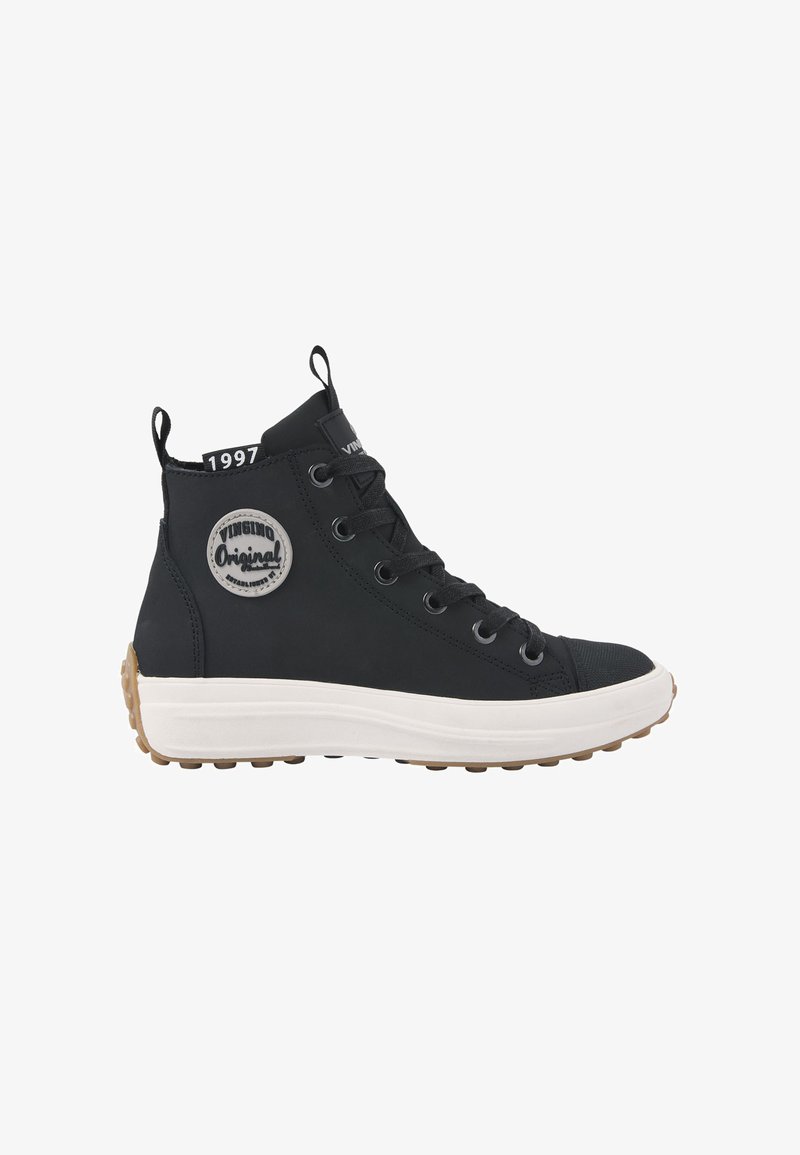 Zwarte hoge sneaker met een rubberen zool, vetersluiting, ronde logopatch en contrasterende witte middenzool. Textuurstof bovenkant.