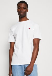 Tommy Jeans BADGE TEE - T-shirt basic - white