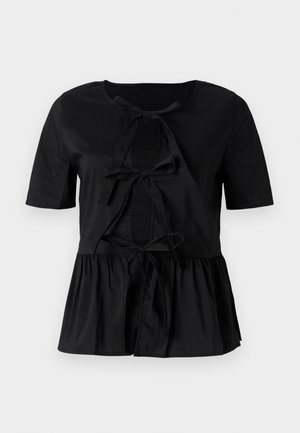 Top preto de mangas curtas com um colarinho redondo, apresentando um detalhe de laço à frente e uma barra peplum franzida. Textura suave.