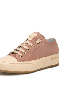 Sneakers in camoscio rosa chiaro con suole in gomma crema. Presentano punta rotonda, occhielli dorati e logo del marchio embossato sul lato.