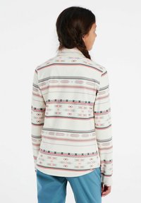 Langsleeve shirt met een meerkleurig geometrisch patroon op een crèmekleurige achtergrond. Gemaakt van zacht materiaal, ontworpen met een klassieke kraag.
