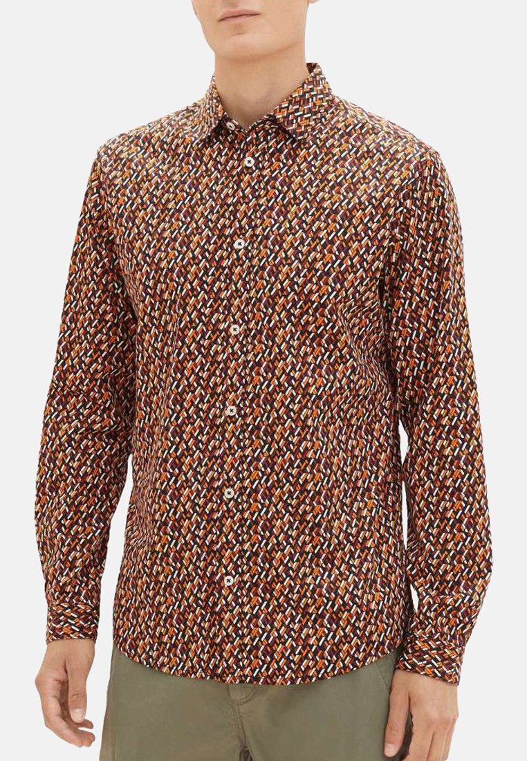 Langarm blouse met een veelkleurig geometrisch patroon op een donkerbruine achtergrond. Zonder naden, met een standaard kraag.