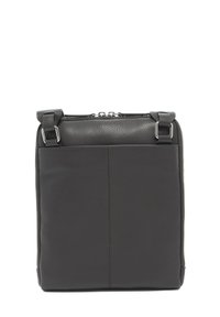 Borsa nera in pelle con una texture liscia, chiusura con zip, due manici e un design piatto. Presenta due cuciture verticali sul davanti.