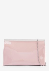 Różowa torebka kopertowa z lakierowanej skóry z metalową ramką w kolorze srebrnym i odczepianym łańcuszkiem. Gładka faktura, prostokątny kształt.