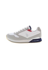 Sneaker sportive grigio chiaro con pannelli in rete bianca, accenti rossi e tallone blu navy. Presentano dettagli perforati e una suola in gomma.