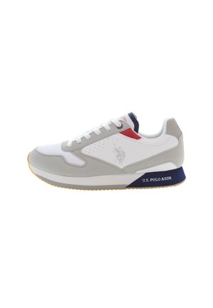 Sneaker sportive grigio chiaro con pannelli in rete bianca, accenti rossi e tallone blu navy. Presentano dettagli perforati e una suola in gomma.