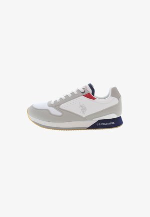Sneaker sportive grigio chiaro con pannelli in rete bianca, accenti rossi e tallone blu navy. Presentano dettagli perforati e una suola in gomma.