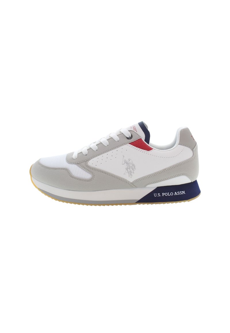 Sneaker sportive grigio chiaro con pannelli in rete bianca, accenti rossi e tallone blu navy. Presentano dettagli perforati e una suola in gomma.