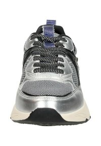 Zilveren sport sneakers met een bovenkant van mesh, zwarte veters en een paarse accentstrip. Gebogen zool en gestructureerde details op de teen.