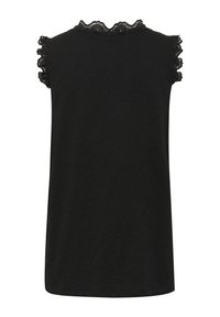 Černý top s krátkým rukávem, který má kolem výstřihu a rukávů ozdobný krajkový lem, vyrobený z měkkého, lehkého materiálu.