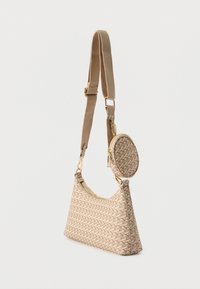 Sac bandoulière beige avec motif géométrique, fermeture éclair dorée, sangle en tissu réglable et petite pochette ronde attachée avec fermeture éclair.