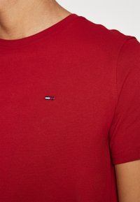 Tommy Jeans SLIM TEE - T-shirt - bas - magma red
