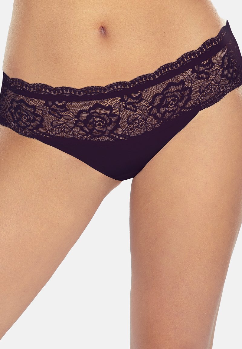 Schwarze Spitzen-Hipster-Unterhose mit floralem Muster, ausgestattet mit gezackten Kanten und einem glatten Bund, kombiniert Spitzen- und weiche Stoffstrukturen.