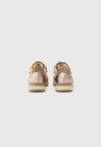 Sneaker marroni e metallici con una finitura testurizzata, design con lacci e suola in gomma. Presentano dettagli in suede e una silhouette bassa.