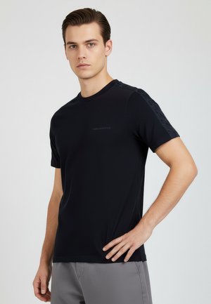 - T-shirt basic