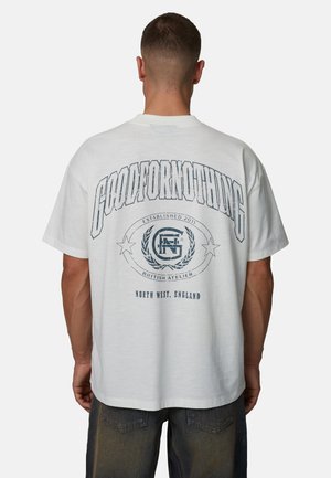 Maglietta bianca in cotone con una grande stampa grafica blu sul retro, con testo e dettagli di alloro, vestibilità morbida e scollo rotondo.