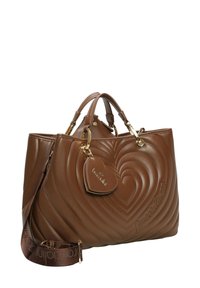 Borsa a mano in pelle marrone con motivo a cuore trapuntato, ferramenta dorata, doppie maniglie e un charm a forma di cuore staccabile. Include una tracolla.