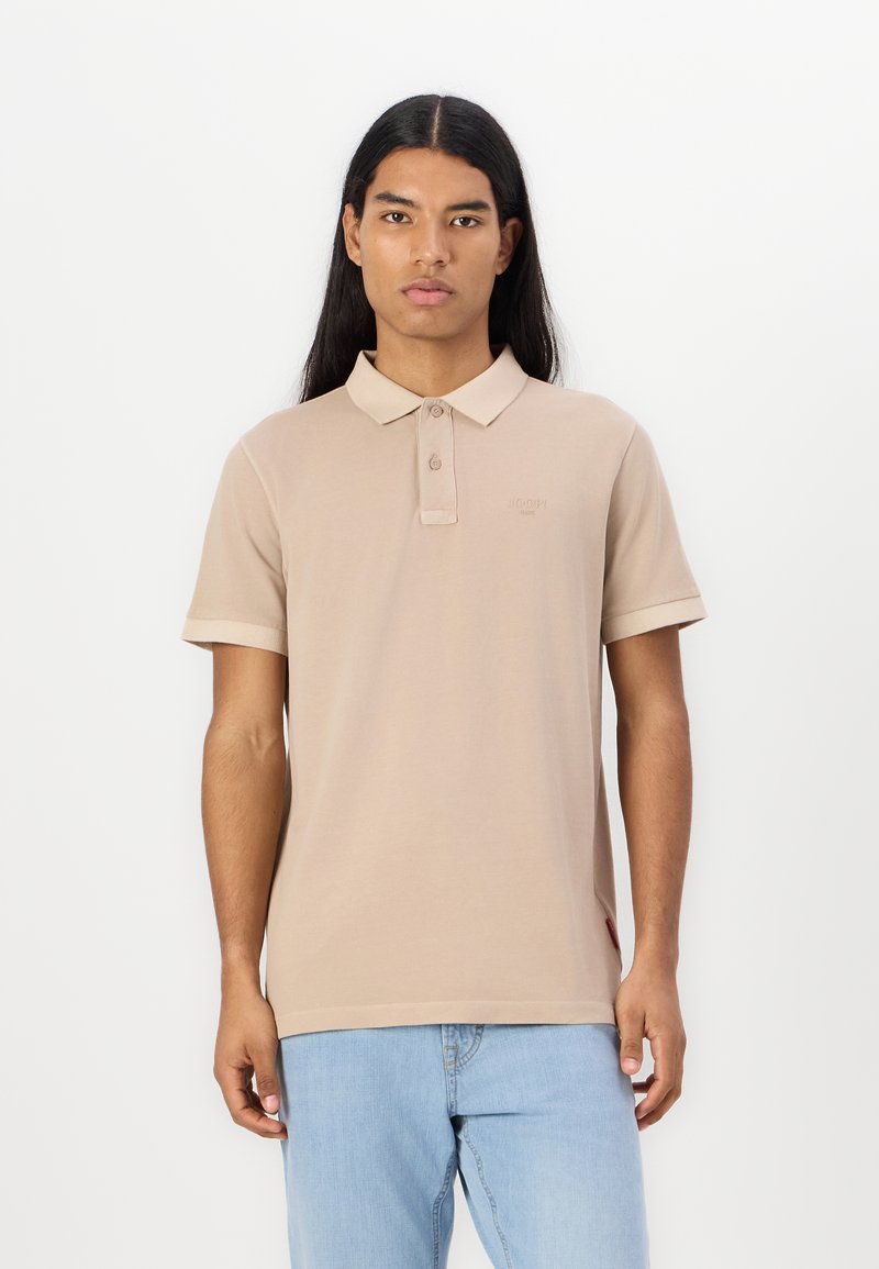 Beige polo tričko z bavlny, s límečkem, dvouknoflíkovým zapínáním, krátkými rukávy a logem na hrudi.
