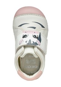 Scarpa in pelle bianca con punta e fascia rosa, caratterizzata da un design a fumetto di una zebra sulla parte superiore. Soletta testurizzata, logo del marchio all'interno.