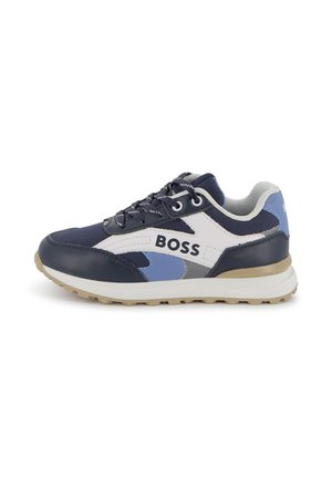 Zapatilla para hombre BOSS en tonos azul marino, blanco y azul claro, con suela beige, cordones frontales y cuello acolchado en el talón, con el logo visible en el lateral.