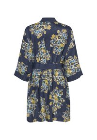 Robe floreale navy con maniche corte, cintura a scelta e una varietà di fiori blu, gialli e verdi su una trama di tessuto liscia.
