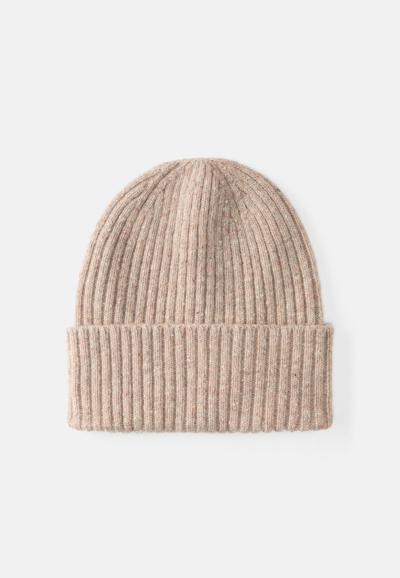 Gorro de malha canelada bege com punho dobrado. Feito a partir de material suave, apresenta um padrão texturizado e sutis manchas de cor por todo o lado.