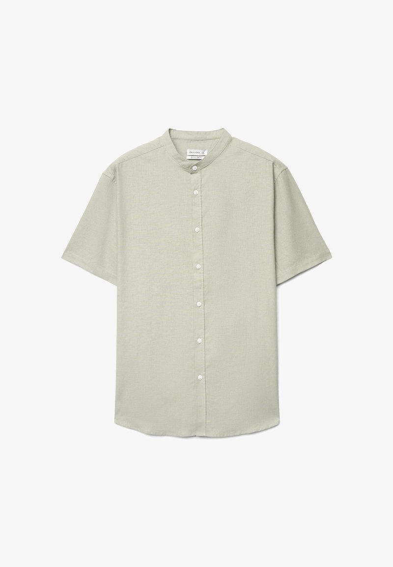 Chemise gris clair à manches courtes avec col mandarin et sept boutons blancs sur le devant.