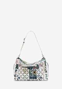 Multifarbene Stoffhandtasche mit geometrischen Mustern, schwarzen Akzenten und einem silbernen Kettenriemen. Verfügt über eine vordere Reißverschlusstasche und eine strukturierte Oberfläche.