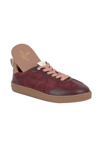 Burgunderrote Leder- und Filz-Sneaker mit rosa Schnürsenkeln, einer beigen Sohle und einer Perforation für Atmungsaktivität.