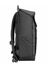 Mochila gris con un diseño estructurado, que cuenta con una parte superior con cremallera, un bolsillo lateral de malla, correas ajustables y un panel trasero acolchado para mayor comodidad.