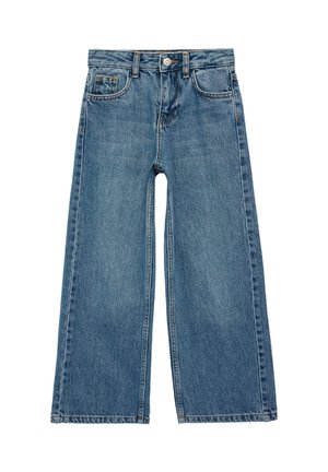 Blå jeans med vide ben, forreste knap og lynlås, forlommer og bæltestropper, lagt fladt på hvid baggrund.