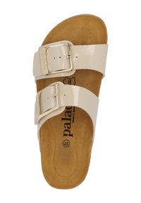 Sandal in vernice beige con due cinturini regolabili e fibbie metalliche, plantare in sughero marrone sagomato e logo del marchio impresso.