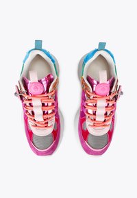 Sneaker atletici colorati con una combinazione di materiali, tra cui suede rosa, rete e accenti blu; presenta hardware unico e lacci a fantasia.