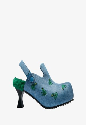 Jeansinspirert tresko med grønn froske-broderi, svart høye hæler og grønn lodden hældetalj med justerbar stropp.