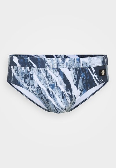 Maillots de bain pour hommes en motif marbré bleu et blanc, avec une taille unie et un petit logo en accent sur le côté. Fabriqué en matériau extensible.