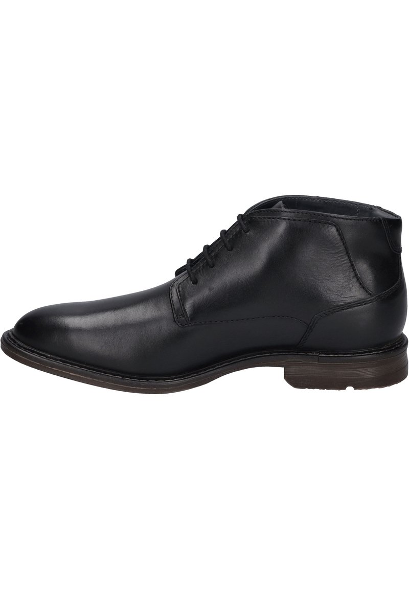 Botas de cuero negro hasta el tobillo con un acabado suave, puntera redondeada, cierre de cordones y un tacón bajo marrón. Un simple pespunte acentúa el diseño.