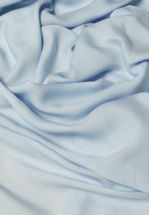 Vaaleansininen kangas, jossa on pehmeitä laskoksia ja sileä, kevyesti strukturoitu pinta, joka on tasaisesti laskostettu.