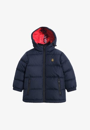 Giacca a vento blu scuro con fodera rossa, dotata di cappuccio, chiusura frontale con zip e due tasche laterali con zip. Design trapuntato per un migliore isolamento.