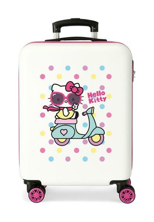 Valigia bianca con rifiniture rosa, con Hello Kitty che indossa occhiali da sole e sciarpa, che guida uno scooter blu circondato da pois colorati.