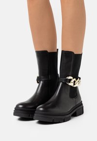 Tamaris Botas con plataforma - black